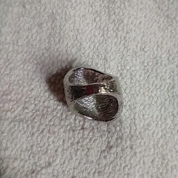 Silvertone large textured wide ring cocktail 🍸🍹 - Picture 3 of 5
